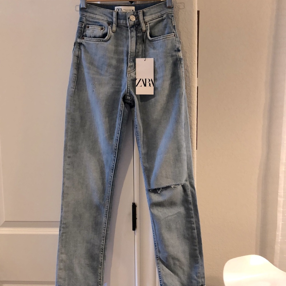 The Slim Cropped Zara jean NWT. Baggy high waisted intentional rip on left knee